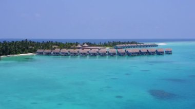 Gökyüzü drone deniz manzarası. Sahil kıyısında, mavi lagünün yanında, beyaz kumlu arka planda.