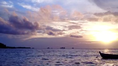 Mavi yeşil lagün ve beyaz kumlu arka planda lüks sahil saatinin hava aracı deniz manzarası