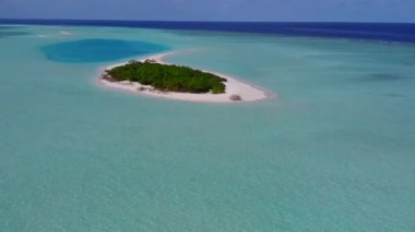 Mavi okyanus ve beyaz kumdan oluşan sakin turistik plajların insansız hava aracı manzarası