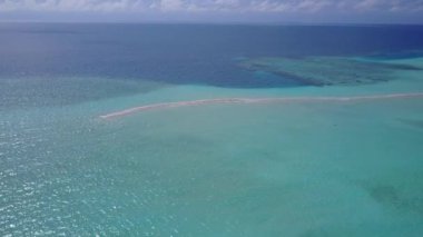 Şeffaf deniz ve beyaz kum arka planının dinlendirici tatil köyü manzarası