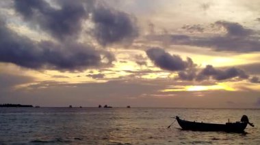 Beyaz kumlu arka planlı şeffaf okyanus manzaralı lüks sahil gezisi manzarası.