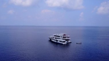 Mükemmel körfez sahil seyahatinin insansız hava aracı turizmi, açık deniz ve beyaz kum arka planı.