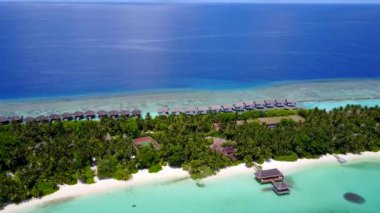 Sığ lagün ve beyaz kum arka planıyla mükemmel bir göl manzarası.