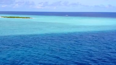 Tropikal deniz manzaralı hava aracı turizmi, deniz mavisi lagün ve beyaz kum arka planıyla yıkılıyor.