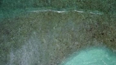 Temiz göl ve beyaz kumlu arka planda güzel turistik plaj tatili için hava aracı gökyüzü