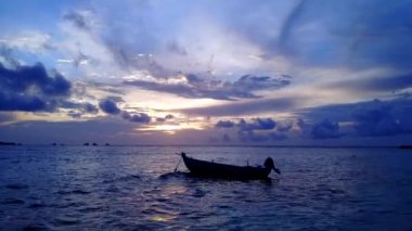 Tropikal ada plajının hava manzaralı turizmi beyaz kumlu arka planla mavi okyanusu kırıp geçiyor