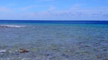 Beyaz kumlu arka planlı mavi lagünün güzel ada plaj yolculuğunun hava aracı dokusu