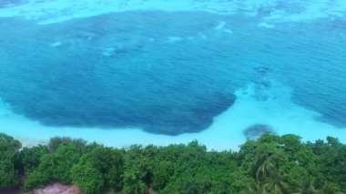 Temiz su ve beyaz kumlu arka planda rahatlatıcı sahil yaşam tarzının hava aracı gökyüzü