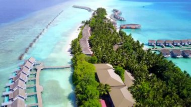 Mavi okyanus ve beyaz kumlu arka planda egzotik tatil beldelerinin gökyüzü.