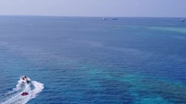 Gökyüzü bulutsuz deniz manzaralı sığ deniz kenarında beyaz kumlu arka planda sığ deniz manzaralı