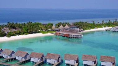 Mavi yeşil deniz ve beyaz kumlu arka planda, cennet gibi sahil saatinin hava aracı deniz manzarası.