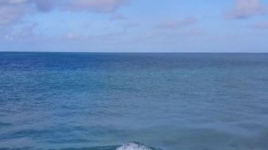 Aqua Blue lagoon ve parlak kum arka planındaki rahatlatıcı sahil saatinin hava dokusu