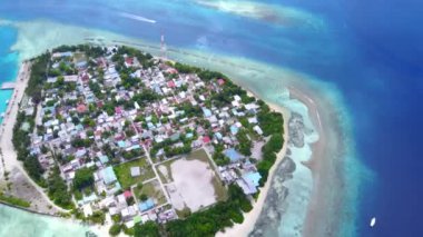 Beyaz kumlu arka planda mavi yeşil lagünün oluşturduğu egzotik sahil manzarası