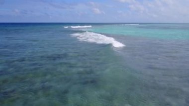 Mavi lagün ve beyaz kum arka planındaki cennet gibi sahil tatilinin insansız hava aracı dokusu