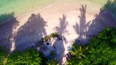 Turkuaz lagün ve beyaz kumlu arka plandan oluşan egzotik sahil yolculuğunun hava manzarası.