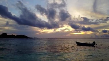 Lüks deniz kıyısı manzaralı İHA manzaralı mavi deniz manzaralı beyaz kum arka planlı