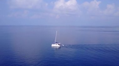 Aquil Bay plaj yolculuğunun insansız hava aracı soyutlaması beyaz kum arka planlı mavi deniz.