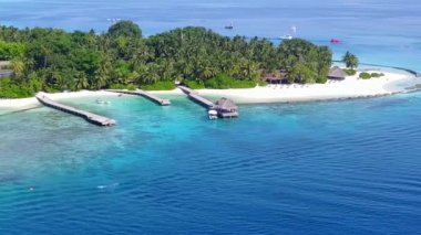 Tropikal deniz manzaralı deniz yolculuğunun hava aracı turizmi. Temiz kum arka planına sahip, berrak okyanus kıyısı.