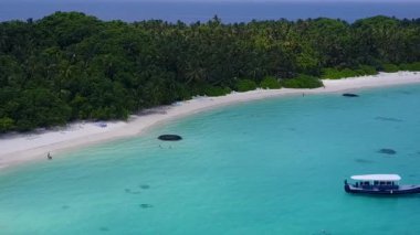 Cennet adasının insansız hava aracı soyutlaması mavi okyanus ve beyaz kumlu arka plan tarafından kırılıyor