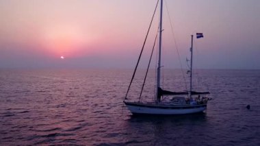 Tropikal körfez sahil saatinin hava drone doğası. Mavi deniz kenarında, beyaz kum arka planda.