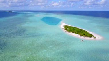 Turkuaz su ve beyaz kumlu arka planda cennet manzaralı plaj tatili manzarası