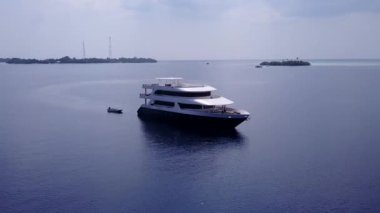 Turkuaz deniz ve parlak kumlu arka planda güzel turistik plaj gezilerinin insansız hava turizmi