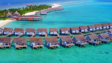 Sakin sahil şeridinin hava aracı doğası. Mavi okyanus kıyısında beyaz kum arka planlı bir tatil.