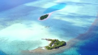 Beyaz kumlu arka planlı şeffaf lagünün yanında tropikal ada plaj tatilinin insansız hava aracı.