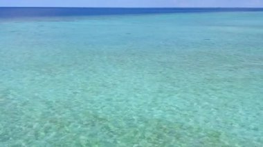 Şeffaf su ve beyaz kumlu arka plan ile cennet gibi sahil sahil yaşam tarzının hava aracı manzarası