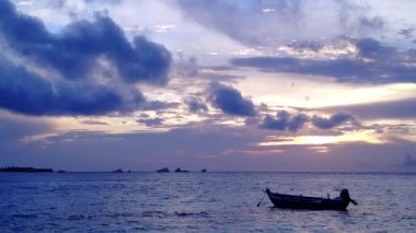 Mavi yeşil lagün ve beyaz kum arka planının oluşturduğu, rahatlatıcı körfez sahil seyahatinin hava soyutlaması.