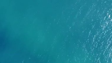 Açık deniz ve beyaz kumlu arka planda güzel bir sahil tatili için hava aracı manzarası