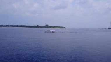 Tropikal sahil kıyılarının insansız hava aracı dokusu sığ lagün ve beyaz kumlu zemin tarafından kırılıyor