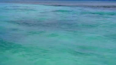 Mavi okyanus ve temiz kumlu arkaplan tarafından cennet gibi deniz manzarası