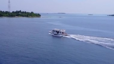 Lüks turist plajlarının insansız hava aracı turizmi beyaz kumlu arka planlı şeffaf lagün tarafından yıkılıyor