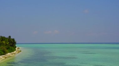Lüks deniz manzaralı İHA manzaralı plaj manzaralı mavi yeşil deniz manzaralı beyaz kumlu arka plan