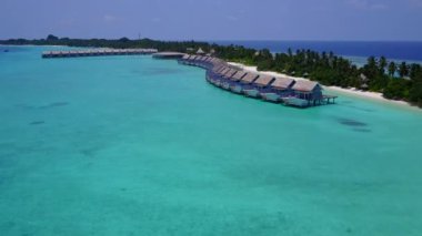 Mavi yeşil deniz kıyısında beyaz kum arka planlı sakin deniz manzaralı, sakin deniz manzaralı bir drone.