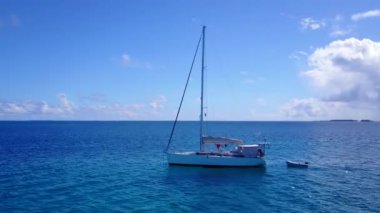 Cennetin insansız hava aracı soyut kumlu arka planda mavi okyanus kıyısında tatil yapıyor.