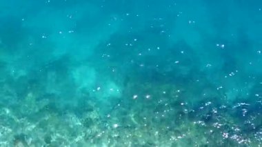 Sığ deniz ve beyaz kum arka planındaki egzotik sahil gezisinin insansız hava aracı dokusu.