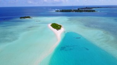 Sığ deniz ve parlak kum arka planındaki tropikal sahil yolculuğunun hava manzarası