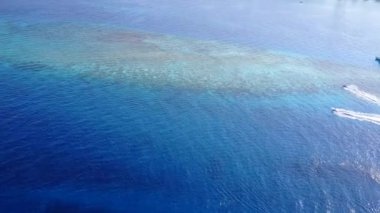 Deniz lagünü sahil yaşam tarzının deniz manzarası. Beyaz kum arka planlı temiz bir göl.