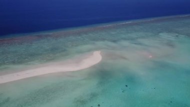 Deniz kıyısı sahil yolculuğunun hava doğası. Temiz kumlu arka planlı mavi okyanus.