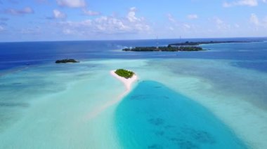 Beyaz kum arka planlı sığ deniz kıyısında tropikal sahil yolculuğunun hava aracı dokusu