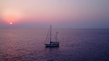 Açık deniz kıyısında beyaz kumlu arka planda egzotik ada yolculuğunun insansız hava aracı.