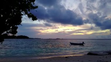 Temiz okyanus ve beyaz kumlu arka planda güzel sahil tatilinin hava aracı manzarası