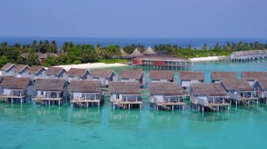 Mavi lagün ve beyaz kumlu arka planda deniz manzaralı güzel bir deniz manzarası olan insansız hava aracı.