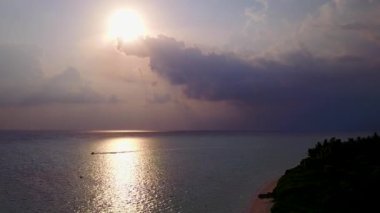 Cennet kıyı şeridinin hava manzarası. Temiz kum arka planlı mavi okyanus.