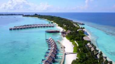 Açık okyanus ve beyaz kumlu arka planda lüks tatil köylerinin hava aracı manzarası