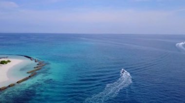 Cennet adası sahil yolculuğunun hava aracı dokusu şeffaf okyanus boyunca beyaz kum arka planına sahip.