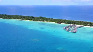 Açık deniz ve beyaz kum arka planıyla tropik tatil beldesi sahil yaban hayatının hava aracı gökyüzü