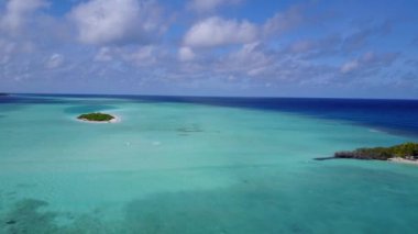Gökyüzü drone deniz manzarası. Cennet Körfezi sahil tatili. Mavi göl kenarında, beyaz kum arka planda.